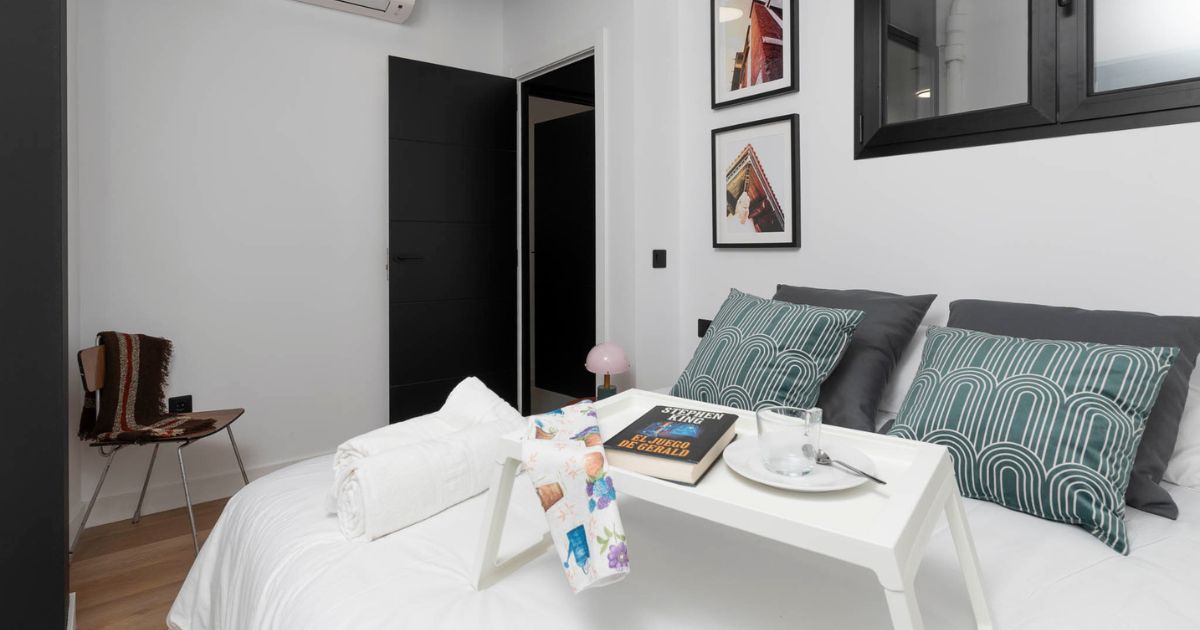 Dormitorio reformado con diseño moderno y tonos blancos y negros en Gran Canaria